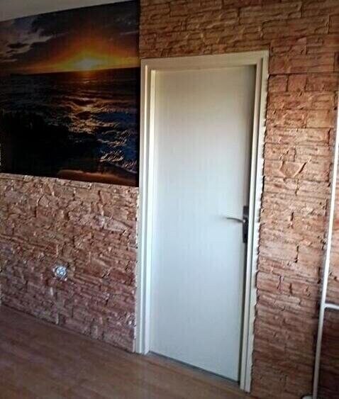 Dekorativne tapete na zidu i vrata