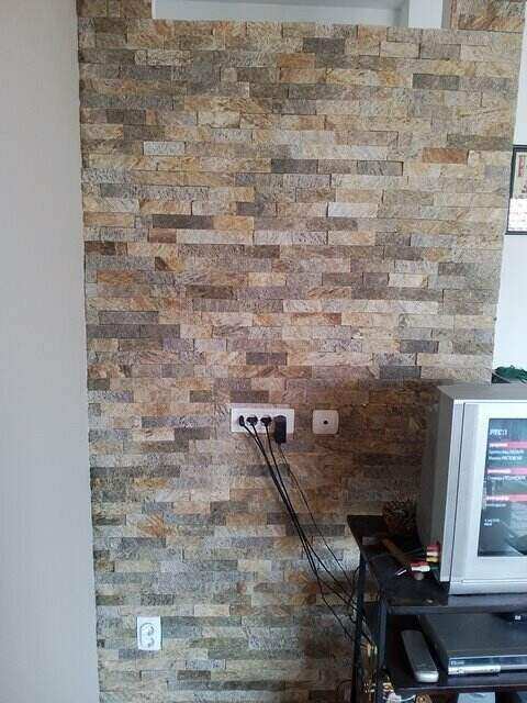 Dekorativne tapete na zidu pored stola