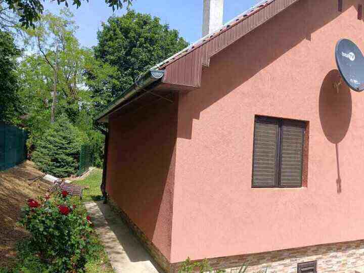 Urađena fasada boje kajsije na kući