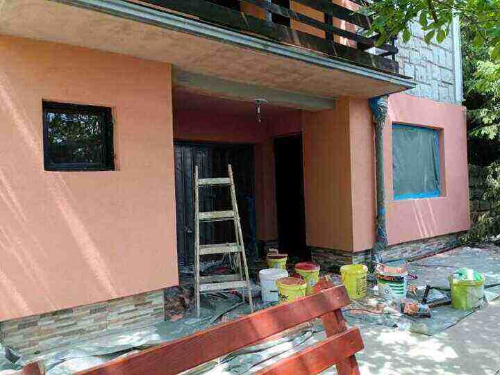 Merdevine i kante za krečenje ispred kuće