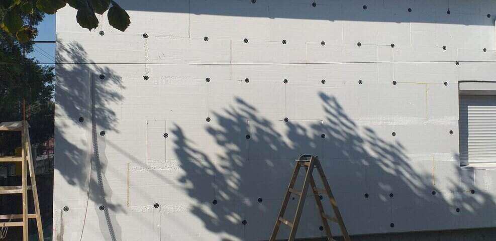 Postavljen stiropor za izolaciju na fasadu