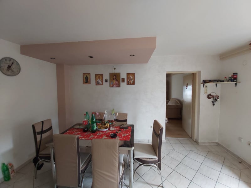 Soba sa gipsanim pločama i dekoracije na zidu