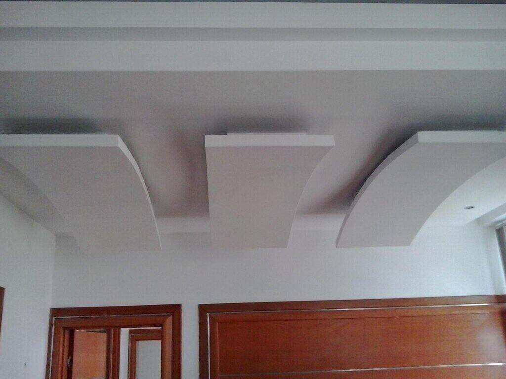 Dekoracije od gipsa na plafonu