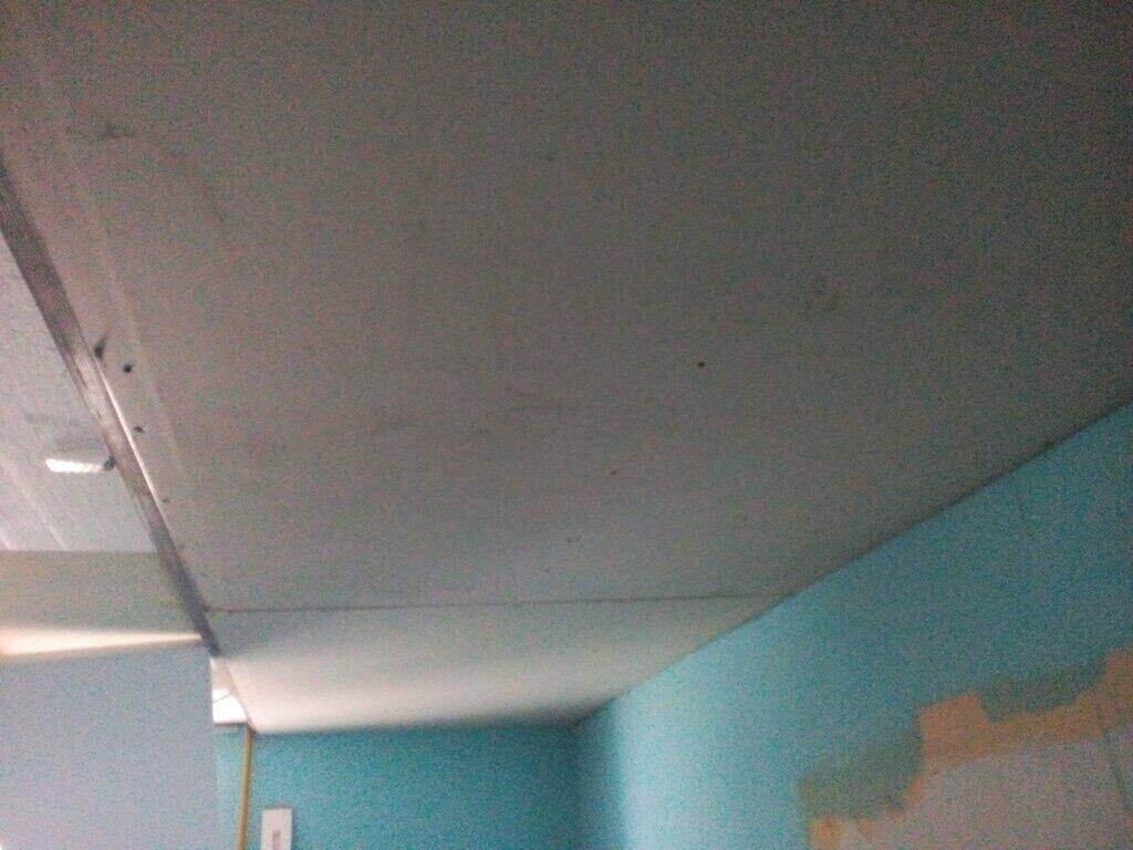 Gletovanje zidova i plafona u prostoriji