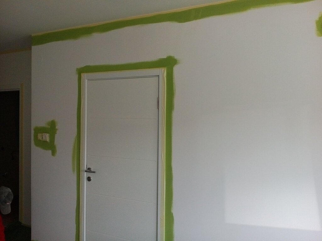 Farbanje ivica oko vrata i prekidača na zidu