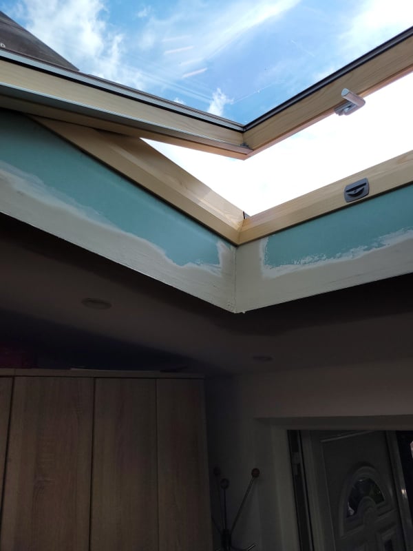 Izgletovan i okrečen zid ispod prozora