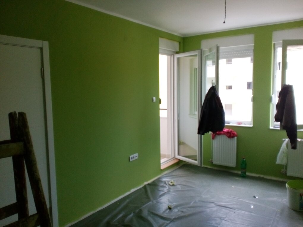 Krečenje zidova u sobi u zelenu boju