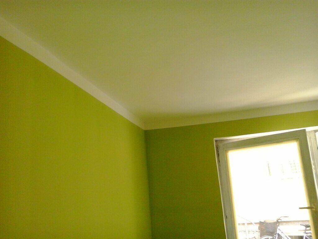 Okrečeni plafon i zid u sobi