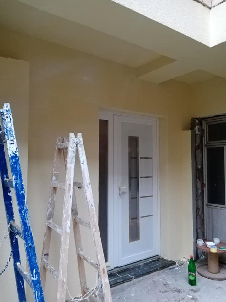 Merdevine ispred okrečene fasade